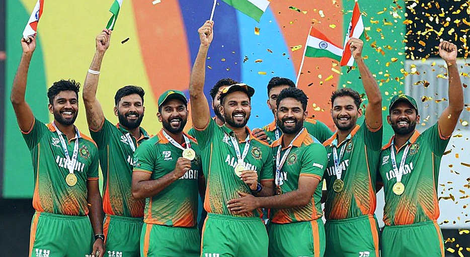 নিলামের ব্যাট নয়, চুক্তির ফাঁদ: ক্রিকেটের খেলোয়াড়-বাজারে দাম আসলে কোথায় ঠিক হয়